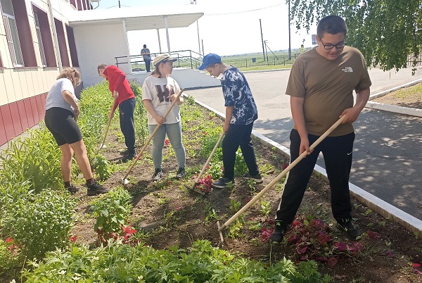 Работа на пришкольном участке.